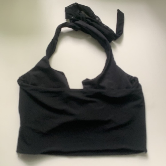 Black crop top with wire V, never worn tags on - Picture 2 of 3